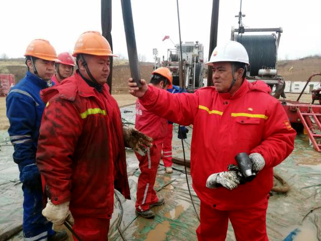 現(xiàn)場(chǎng)專(zhuān)家對(duì)趙樓工具的選用和連接進(jìn)行現(xiàn)場(chǎng)指導(dǎo).jpg 現(xiàn)場(chǎng)專(zhuān)家對(duì)趙樓工具的選用和連接進(jìn)行現(xiàn)場(chǎng)指導(dǎo).jpg